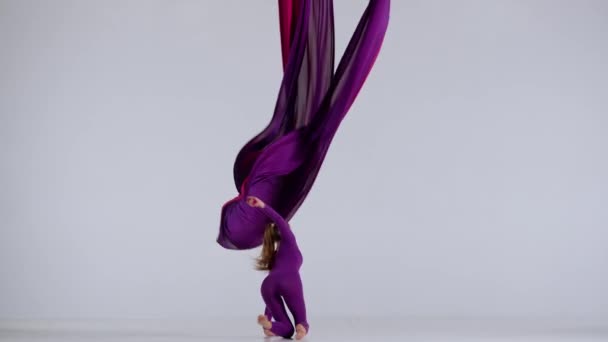 Moderne Choreografie Acrobatiek Creatieve Reclame Concept Portret Van Vrouwelijke Acrobaat — Stockvideo