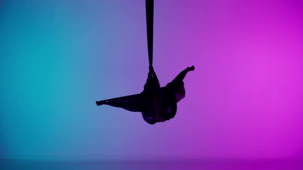 Modern Koreografi Akrobasi Yaratıcı Reklam Konsepti Renkli Neon Arka Planda — Stok video