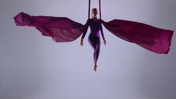 Acrobatics 창조적인 스튜디오 배경에 예술가 실크에 요소를 — 비디오