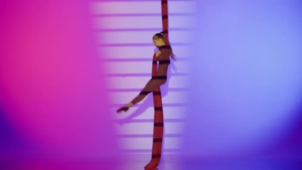 Modern Koreografi Akrobasi Yaratıcı Reklam Konsepti Pembe Neon Arka Planda — Stok video
