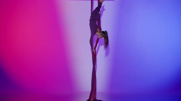 Chorégraphie Moderne Acrobaties Concept Publicitaire Créatif Portrait Acrobate Femelle Isolé — Video