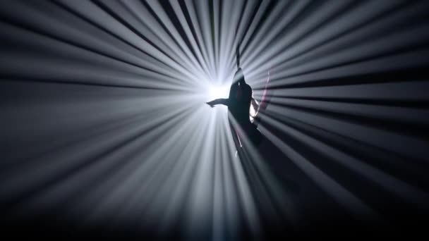 Acrobatics 창조적인 스포트라이트에 대하여 검은색 배경에 여성의 실루엣 실크에 요소를 — 비디오