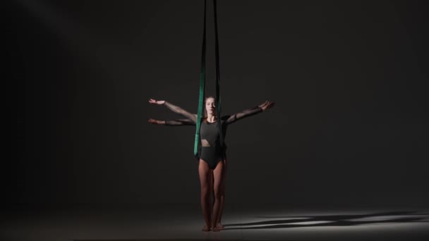 現代の振付とアクロバットクリエイティブ広告コンセプト 黒い背景に隔離されたスタジオで2人の女性のアクロバットの肖像画 ロープでエレメントを実行する少女空中ダンサー — ストック動画