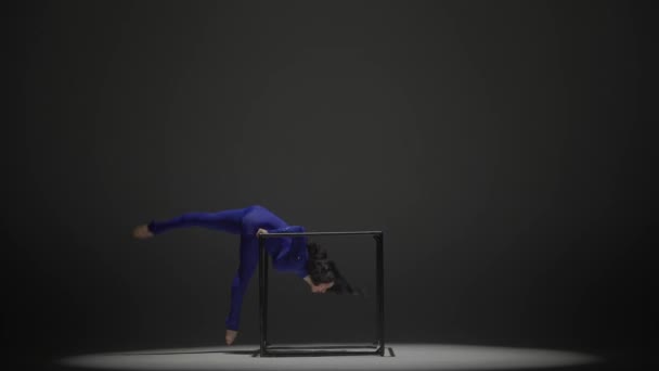 Acrobatics 창조적인 검은색 배경에 아크로뱃의 초상화 큐브에 요소를 보여주는 스파클링 — 비디오