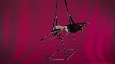 Modern koreografi ve akrobasi yaratıcı reklam konsepti. Kırmızı arka planda izole edilmiş kadın akrobatların portresi. Kız akrobatlar gruplar halinde havada iplerle dönen dansçılar..