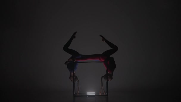 现代编舞和杂技创意广告的概念 两名女性杂技演员在黑色背景下被隔离的肖像 身着蓝色红色西服的女空中舞者展示立方体上的元素 — 图库视频影像