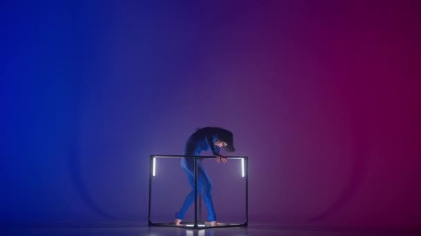 Koreografi Modern Dan Akrobat Konsep Iklan Kreatif Siluet Akrobat Wanita — Stok Video