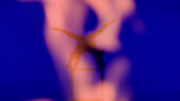 Acrobatics 창조적인 불꽃에 파란색 배경에 Acrobats의 실루엣 큐브에 유연한 — 비디오