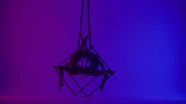 现代编舞和杂技创意广告的概念 两名在霓虹灯背景下被隔离的女杂技演员的轮廓 女空想家们在空中用绳子在立方体上旋转着 — 图库视频影像