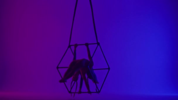 現代の振付とアクロバットクリエイティブ広告コンセプト ネオンの背景に隔離された2人の女性のアクロバットのシルエット 女の子空想家ダンサーは ロープでキューブ上の空気分裂で回転する — ストック動画