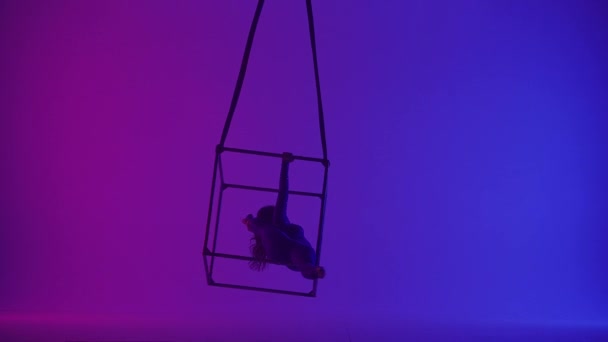 現代の振付とアクロバットクリエイティブ広告コンセプト ネオン背景に隔離された女性のアクロバットのシルエット ロープでキューブ上の空気の分裂で回転する女性空中ダンサー — ストック動画