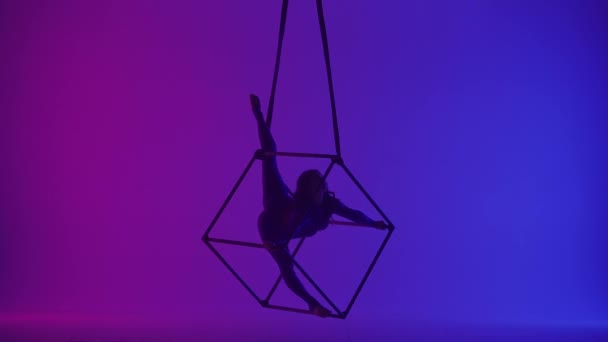Modern Koreografi Och Akrobatik Kreativ Reklam Koncept Silhuett Kvinnliga Akrobat — Stockvideo