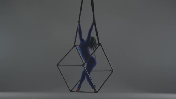 Acrobatics 창조적인 배경에 아크로뱃의 초상화 밧줄과 큐브에 공기에서 파란색 정장에 — 비디오