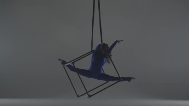 现代编舞和杂技创意广告的概念 在灰色背景下孤立的女性杂技演员的画像 身穿蓝色西服的女反动舞蹈家 用绳子在立方体上旋转着 — 图库视频影像