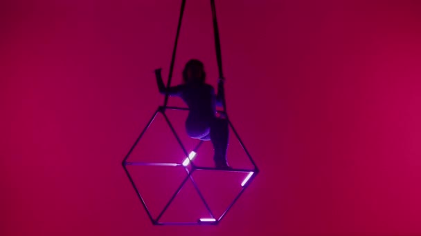 Acrobatics 창조적인 빨간색 배경에 아크로뱃의 초상화 밧줄과 큐브에 공중에서 — 비디오