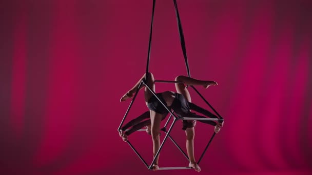 現代の振付とアクロバットクリエイティブ広告コンセプト 赤い背景に隔離された女性のアクロバットの肖像画 女の子空想家ダンサーはロープでキューブで空気を回転させます — ストック動画