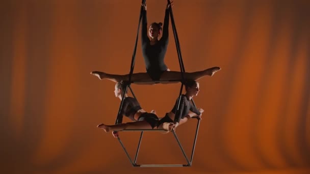 Modern Koreografi Akrobasi Yaratıcı Reklam Konsepti Turuncu Arka Planda Izole — Stok video