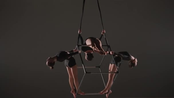現代の振付とアクロバットクリエイティブ広告コンセプト 女性のアクロバットの肖像画は 黒い背景を隔離しました 女の子空想家ダンサーのトリオはロープでキューブで空中に回転を保持しています — ストック動画