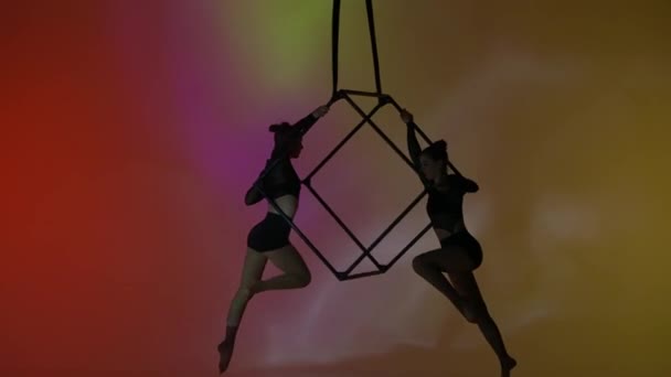 现代编舞和杂技创意广告的概念 女性杂技演员的肖像在五彩斑斓的背景下被分离出来 女航海家们用绳子绕着立方体在空中旋转 — 图库视频影像