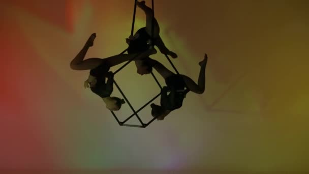 現代の振付とアクロバットクリエイティブ広告コンセプト カラフルな背景に孤立した女性のアクロバットの肖像画 3人の女の子空想家ダンサーがロープでキューブで空中に回転 — ストック動画