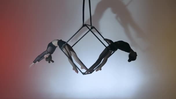 Acrobatics 창조적인 Acrobats의 초상화는 다채로운 배경을 밧줄로 큐브에 공중에 — 비디오