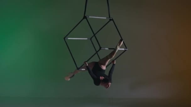 現代の振付とアクロバットクリエイティブ広告コンセプト カラフルな背景に女性のアクロバットの肖像画 ロープでキューブ上の空気中の高ヒールに分割された女性空中ダンサー — ストック動画