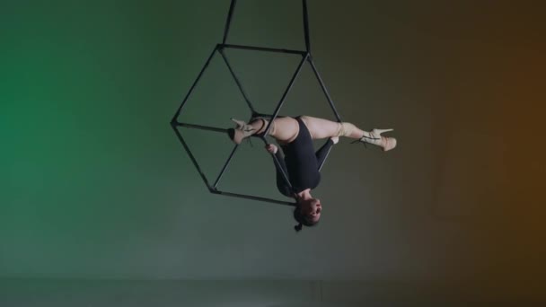 Chorégraphie Moderne Acrobaties Concept Publicitaire Créatif Portrait Acrobate Femelle Sur — Video