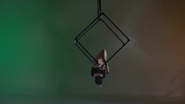 現代の振付とアクロバットクリエイティブ広告コンセプト カラフルな背景に女性のアクロバットの肖像画 ロープでキューブ上の空気中の高ヒールに分割された女性空中ダンサー — ストック動画