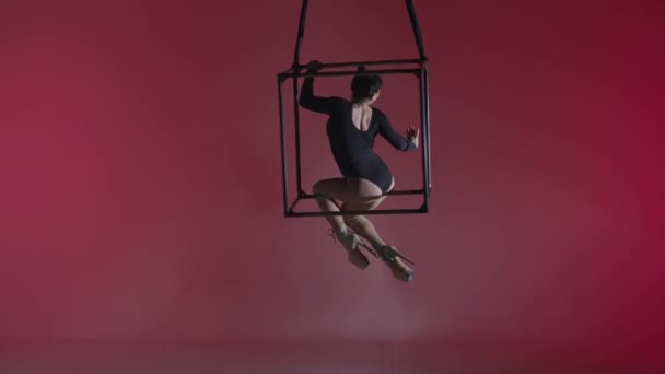 現代の振付とアクロバットクリエイティブ広告コンセプト カラフルな背景に女性のアクロバットの肖像画 ロープでキューブ上の空気中の高ヒールに分割した女性空中ダンサー — ストック動画