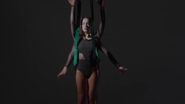 現代の振付とアクロバットクリエイティブ広告コンセプト 黒い背景に隔離されたスタジオで2人の女性のアクロバットの肖像画 ロープで要素を実行するガールズデュオ空中ジムナスト — ストック動画