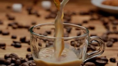 Kahve ve süt dereleri cam bir fincana dökülüp aromatik bir içecekle doldurulur. Kahve çekirdeğinin yanındaki mutfak masasında bir fincan kahve ya da sütlü çay iç. Sabah ritüeli, kahvaltı konsepti