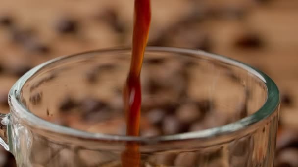 Taze Demlenmiş Kahve Masanın Üzerinde Duran Cam Bardağa Dökülüyor Kahverengi — Stok video