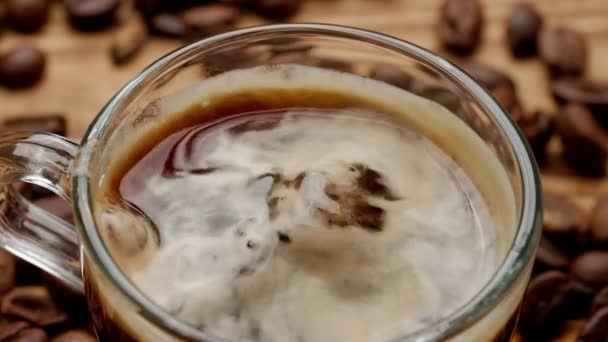 Tazza Vetro Trasparente Con Caffè Aromatico Appena Preparato Bolle Schiuma — Video Stock