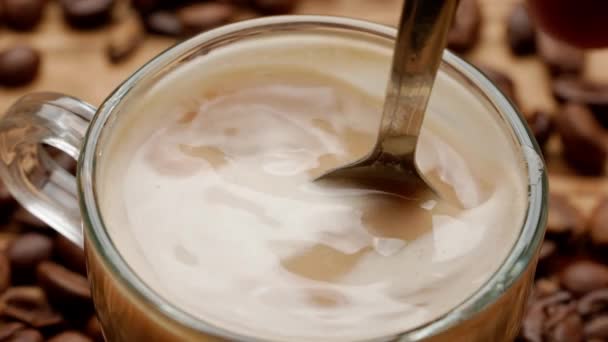 Makro Strzał Łyżeczki Mleka Mieszając Filiżance Kawy Lub Herbaty Łyżka — Wideo stockowe