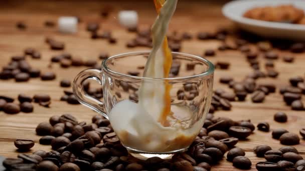 Strumienie Kawy Mleka Wlewają Się Szklanej Filiżanki Wypełniając Aromatycznym Napojem — Wideo stockowe