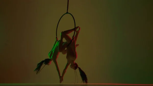 Modern Koreografi Akrobasi Yaratıcı Reklam Konsepti Kadın Jimnastikçi Sarı Stüdyo — Stok fotoğraf