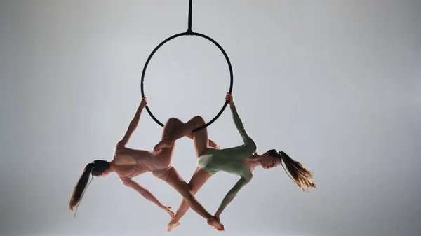 Modern Koreografi Akrobasi Yaratıcı Reklam Konsepti Beyaz Stüdyo Arka Planında — Stok fotoğraf