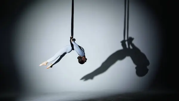 Moderne Koreografi Akrobatikk Kreativ Reklame Konsept Kvinnelig Gymnastiker Isolert Hvit – stockfoto
