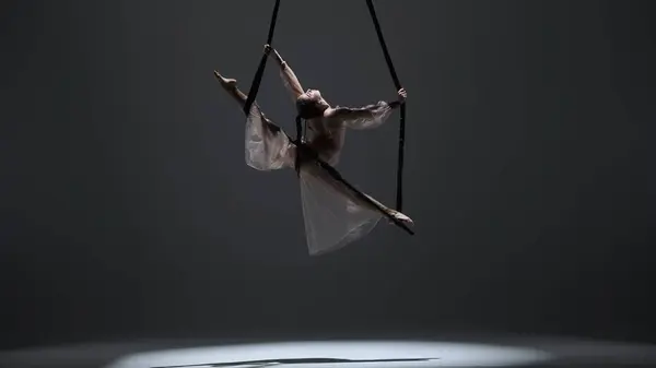 Moderni Koreografia Akrobatiaa Luova Mainos Käsite Naisvoimistelu Eristetty Yksivärinen Studio — kuvapankkivalokuva