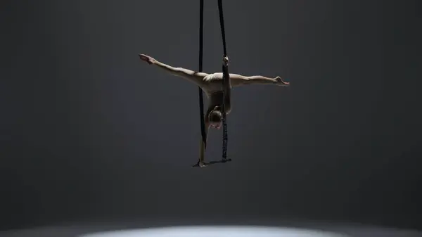 现代编舞和杂技创意广告的概念 女体操运动员在单色演播室背景下被隔离 跳杂技特技表演的女空中舞者 带子分叉旋转 — 图库照片