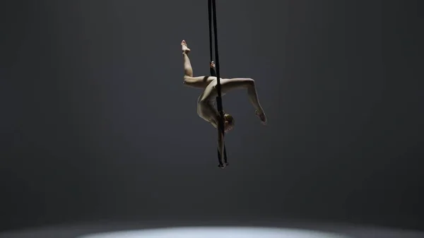 Modern Koreografi Akrobasi Yaratıcı Reklam Konsepti Kadın Jimnastikçi Monokrom Stüdyosunda — Stok fotoğraf
