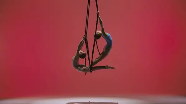 Modern Koreografi Akrobasi Yaratıcı Reklam Konsepti Kırmızı Stüdyo Arka Planında — Stok fotoğraf