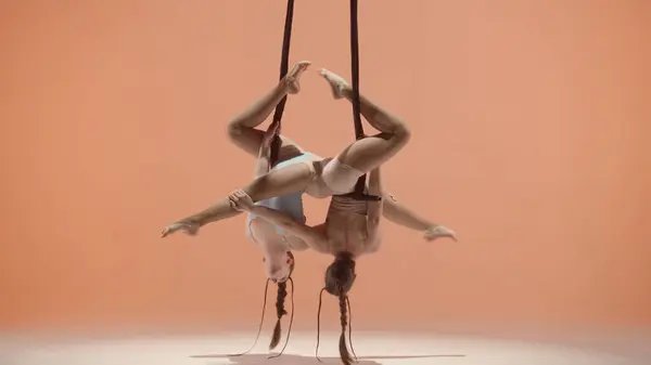 Modern Koreografi Akrobasi Yaratıcı Reklam Konsepti Kadın Jimnastik Düeti Şeftali — Stok fotoğraf