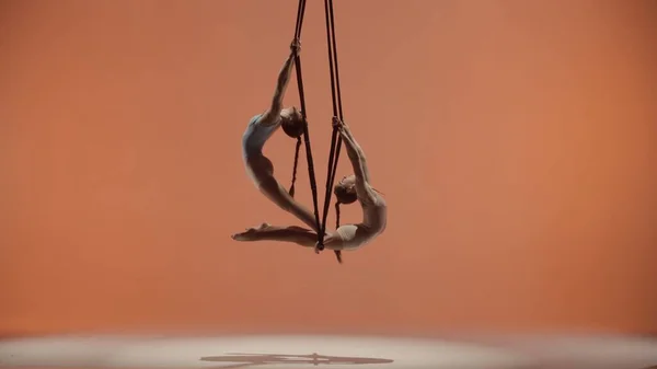 Modern Koreografi Akrobasi Yaratıcı Reklam Konsepti Kadın Jimnastik Düeti Şeftali — Stok fotoğraf