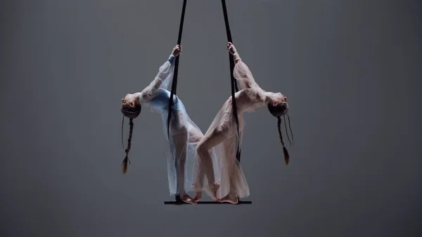 Moderne Koreografi Akrobatikk Kreativ Reklame Konsept Kvinnelig Gymnastikk Duo Isolert – stockfoto