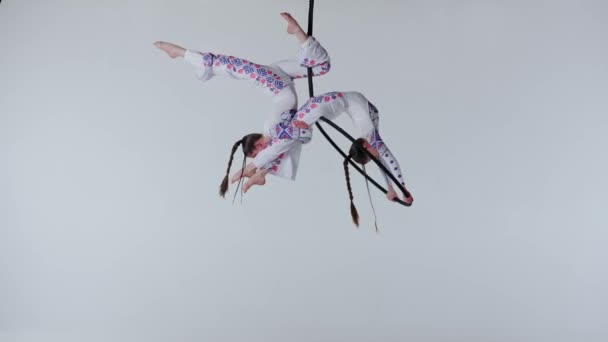 Acrobatics 창조적인 스튜디오 배경에 체육관 반지에 스파클링 의상에 — 비디오