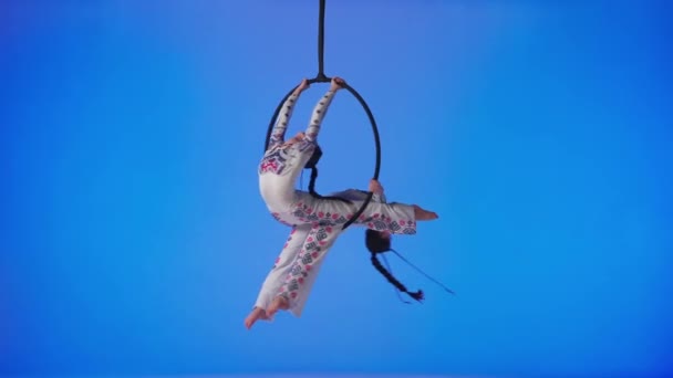现代编舞和杂技创意广告的概念 女体操运动员被隔离在蓝色霓虹灯工作室的背景下 女子二人组空中舞者在环上显示出一种带在空中的元素 — 图库视频影像