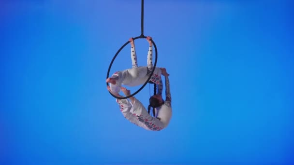 Acrobatics 창조적인 스튜디오 배경에 체육관 공중에 스트랩 반지에 요소를 보여줍니다 — 비디오