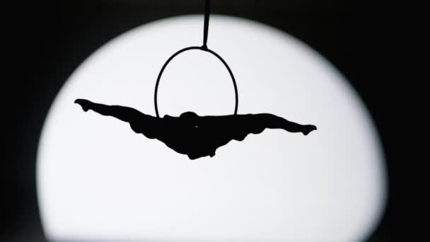現代の振付とアクロバットクリエイティブ広告コンセプト ブラックスタジオで隔離された2人の女性ジムナスト 少女空中ダンサー スポットライトのストラップでリングで回転シルエット — ストック動画