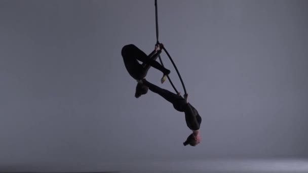 Acrobatics 창조적인 스튜디오 배경에 체육관 스트랩과 반지에 Acrobatic 요소를 보여주는 — 비디오